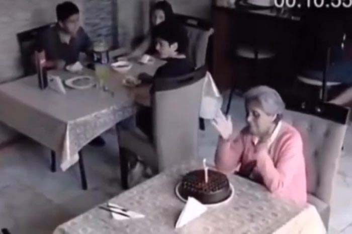 Viral video : अकेले केक काटकर महिला मना रही थीं जन्मदिन फिर कुछ ऐसा हुआ की हो गई भावुक