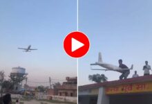 Viral Video : आसमान से गिर रहें प्लेन को छत पर खड़े लड़के ने पकड़ा , नजारा देख खुली रह जाएंगी आंखें