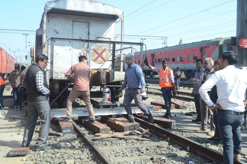 MP News : सतना-कटनी मार्ग पर पटरी से उतरे मालगाड़ी के डिब्बे, कई यात्री ट्रेनें रद्द