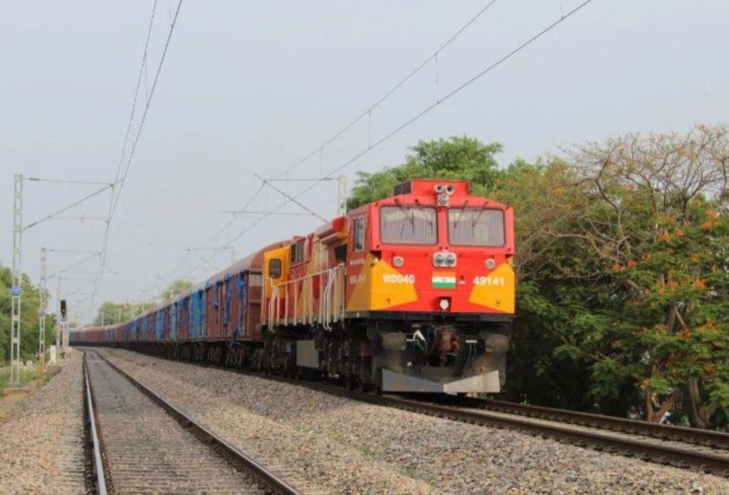 Indian Railways : ट्रेन दिन के मुकाबले रात को ज्यादा तेजी से चलती हैं, वजह जानकर हिल जाएगा दिमाग