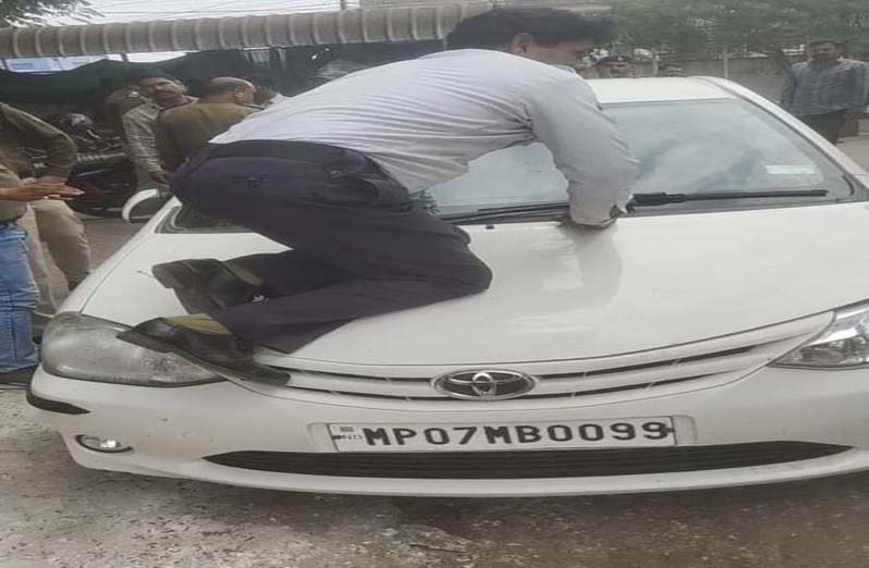 Attempt to kill traffic police constable - चालान के लिए रोका तो सिंपाही को कार के बोनट पर लटकाकर ले गया 5 किलोमीटर