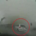 Video Viral:बवंडर के बीच फंसी सड़क पर चलती कार, कागज के टुकड़ों की तरह उड़ते देख लोगों की फूलने लगी साँसे