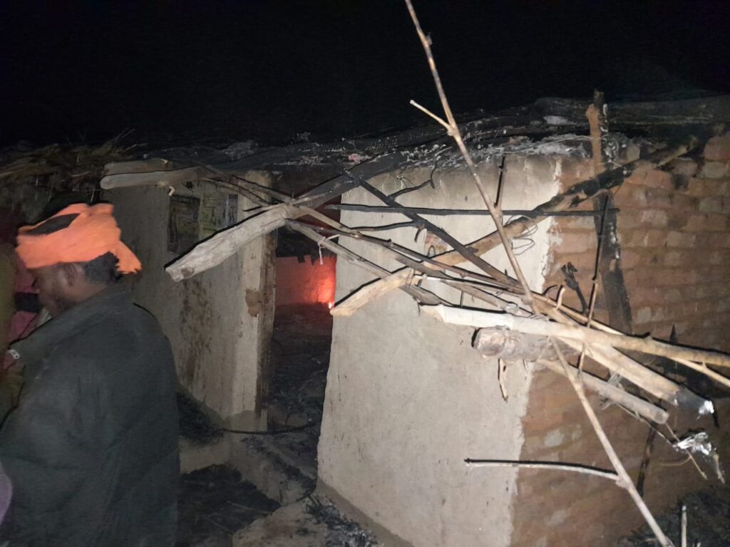 singrauli news:घर में लगी आग से गई मासूम की जान, इस हृदय विदारक घटना को देख पुलिस वालों का भी दिल पसीज गया