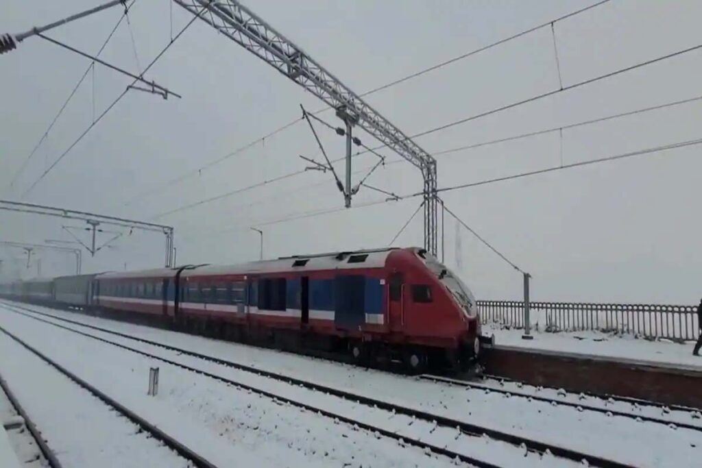 Indian Railways ने शेयर किए बर्फ से ढके 9 रेलवे स्टेशन की रोमांचक तस्वीरें, आप भी देखें