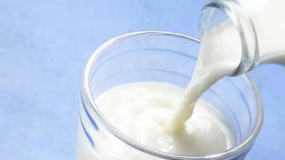 Milk In Winter:सर्दियों में दूध में मिलाकर खाये यह ताकतवर चीज,बीमारियों से मिलेगी निजात शरीर होगा फौलाद