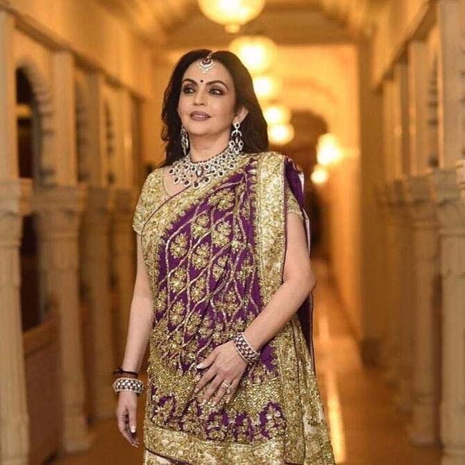 Neeta Ambani ने पहनी सोने के धागो से जड़ी साड़ी , कीमत इतनी की खरीद सकते हैं आलिशान मकान दुनिया भर में हो रही चर्चा