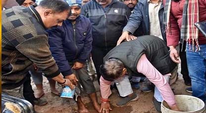 MP News:मध्यप्रदेश के इस मंत्री ने जनता के धोए पैर और मांगी माफी,जाने वजह 