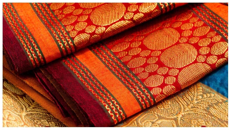 stylish silk saree: सिल्क साड़ी को घर में धोने के आसान तरीके, नहीं जाऐगा रंग और चमक भी रहेगी बरकरार