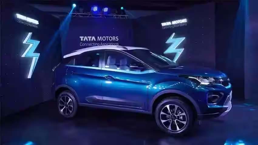 Tata Motors का बड़ा दांव! Nexon EV का ₹50000 घटा दी कीमत,SUV XUV 400 की बढ़ी टेंसन,जानिए डिटेल्स
