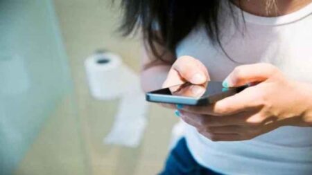 Attention please: टॉयलेट में ले जाते हैं मोबाइल? तो बवासीर सहित जानिए क्या-क्या होते हैं इसके नुकसान