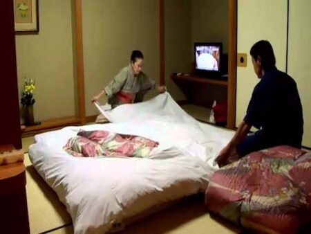 Japan में रात को पति-पत्नी नहीं सोते साथ-साथ, अलग रखते हैं बिस्तर, यह हैं 3 बड़ी वजह
