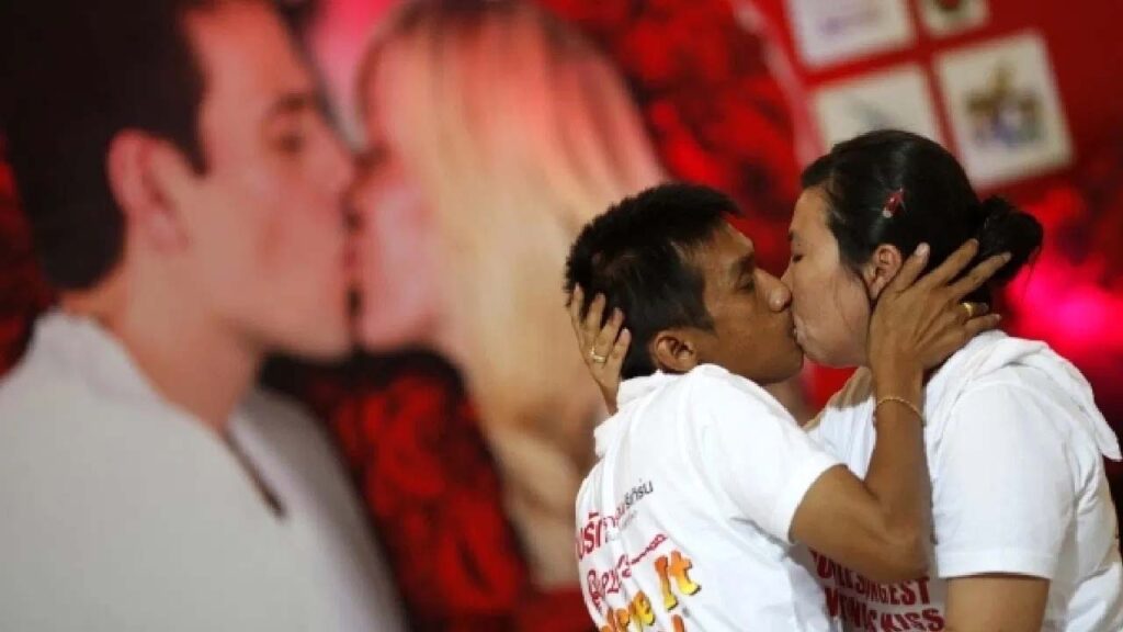 World's longest kiss, made a world record of kissing for 58 hours without stopping, drank juice while kissing