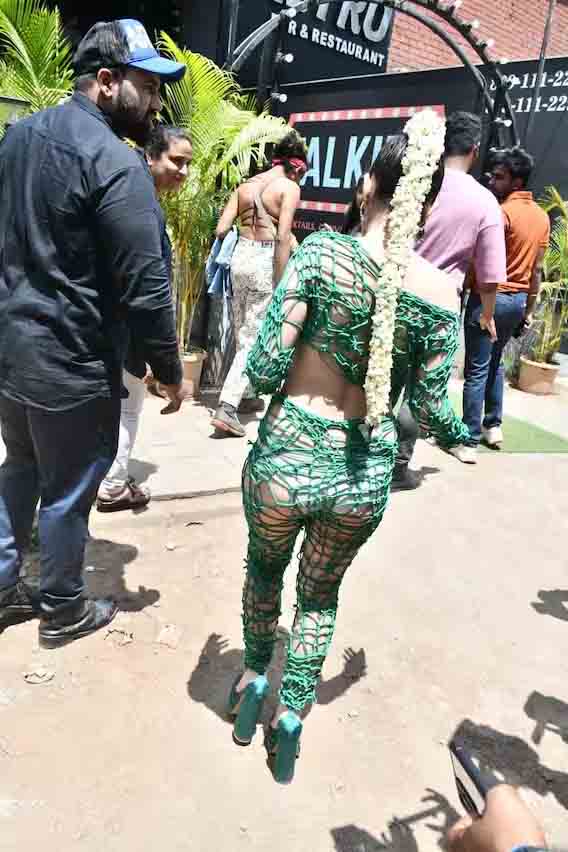 Uorfi Javed Pics: उर्फी जावेद ग्रीन नेट पहन बनीं मिनी स्पाइडर, एक जगह कट में सब की अटक गई नजरें