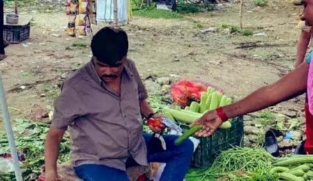 Simplicity of IAS : IAS अधिकारी बेचने लगें सब्जी,Video देखकर लोग सादगी की कर रहें तारीफ