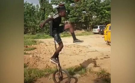 Viral Video : बैलेंस बनाने में लड़का सब का निकला बाप, साइकिल चलाते हुए अपने स्टंट से सभी को किया हैरान, आप इसे बिल्कुल ना करें