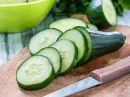 Cucumber Benefits : खीरा छीलकर खाएं या बिना छीले,जानिए खाने का सही तरीका