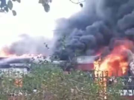 MP Breaking News: रतलाम में पैसेंजर ट्रेन के इंजन सहित 2 कोच में लगी भीषण आग,रेल प्रशासन ने यात्रियों को छोड़ा उनके हाल पर