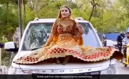 Video Viral - चलती कार के बोनट पर बैठकर दुल्हन को रील बनवाना पड़ा भारी, फिर जो हुआ सब हैरान 