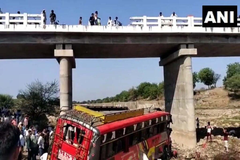 bus accident in khargone : एमपी के खरगोन में सड़क हादसा, 50 फुट ऊंचे पुल से नीचे गिरी बस, 15 की मौत