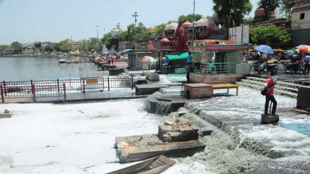 Ujjain News: शिप्रा नदी में कभी गिरा था अमृत आज मिला नाले का पानी, कलेक्टर ने कार्यपालन यंत्री मनीष जैन को हटाया