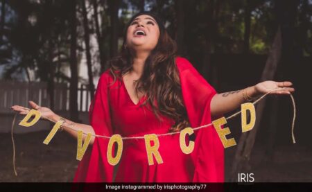 Divorce Photoshoot : तलाक के बाद एक्ट्रेस का खुशी का नहीं रहा ठिकाना करवा लिया डाइवोर्स फोटोशूट, एक्स पति के सिर में रखा सैंडल