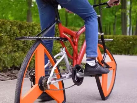 Triangle Wheels Viral Video: चौकोर पहियों के बाद तिकोन पहिए वाली आ गई साइकिल, बंदे का जुगाड़ देख सब हैरान 