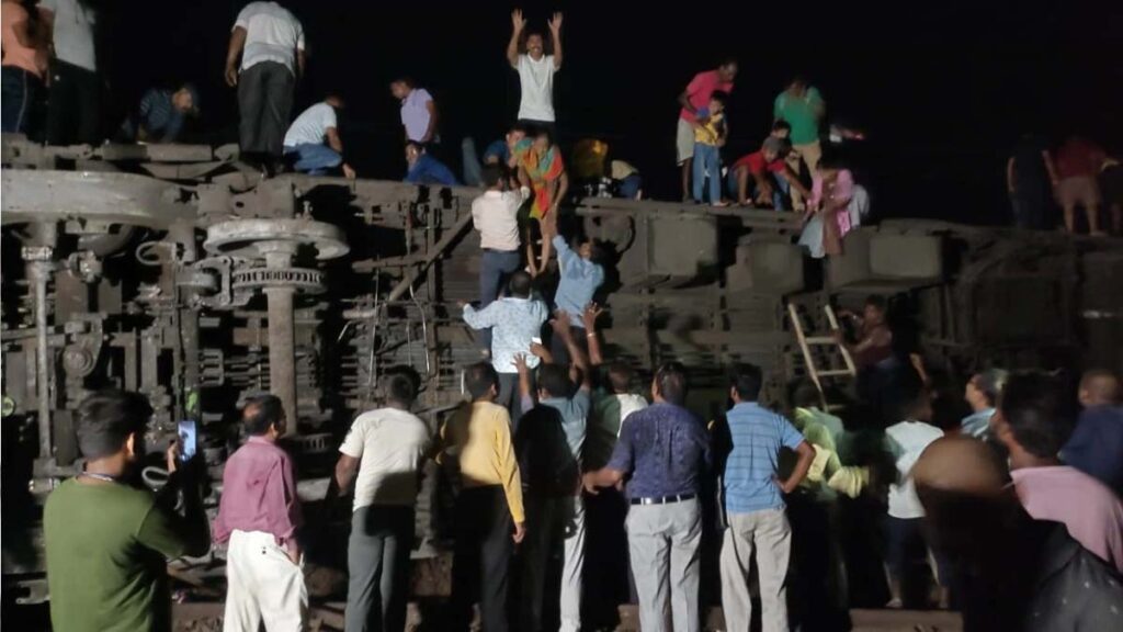 Odisha train hadsa : ओडिशा में तीन ट्रेनें टकराई, 237 यात्रियों की मौत! 900 से ज्यादा जख्मी राहत कार्य जारी