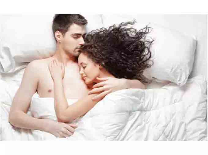 Benefits of Sleeping with partner : पत्नी के साथ चिपक कर सोने के होते हैं 5 फायदे, एक बार ट्राई करके जरूर देखें