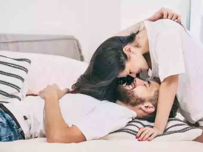 Benefits of Sleeping with partner : पत्नी के साथ चिपक कर सोने के होते हैं 5 फायदे, एक बार ट्राई करके जरूर देखें