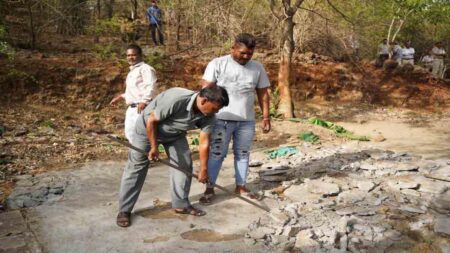 Bhopal News : भोपाल में सरकारी जमीन पर बनी अवैध मजारें प्रशासन ने तोड़ा, धर्म के नाम पर जमीन हथियाने के मंसूबों पर गिरा पानी