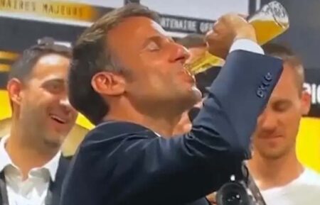 France President सिर्फ 17 सेकंड में गटक गए बीयर की पूरी बोतल , Video Viral , यूजर बोले पक्का बेवड़ा निकला यह तो राहुल के लिए बोले......