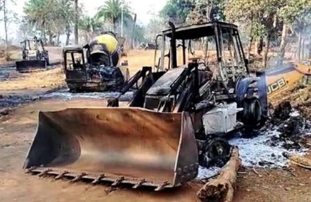 Naxalites set fire: नक्सलियों ने फिर बरसाया कहर , सड़क निर्माण में लगे करोड़ों के वाहन फूंके, दी जान से मारने की धमकी