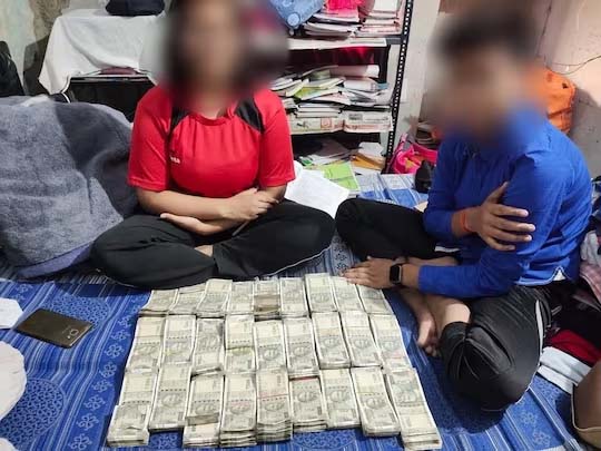 Unnao viral photo : SHO के बच्चों ने 500 के नोटों की गड्डी के साथ कराया फोटोशूट,SP ने किया लाइन हाजिर Unnao viral photo : SHO के बच्चों ने 500 के नोटों की गड्डी के साथ कराया फोटोशूट,SP ने किया लाइन हाजिर