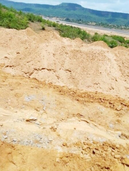 Singrauli में सड़क निर्माण में अवैध रेत का उपयोग, पुलिस के संरक्षण से सोन नदी से 100 से ज्यादा डम्फर रेत स्टाक!