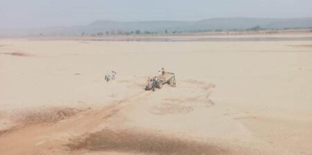 Singrauli News : खाकी बर्दी के संरक्षण में सोन नदी के देवरा, पिपरझर से रेत का उत्खनन परिवहन चरम पर
