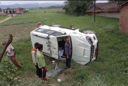 Singrauli Road accident : खेत में पलटी कार, बाल-बाल बचे एसडीएम और तहसीलदार