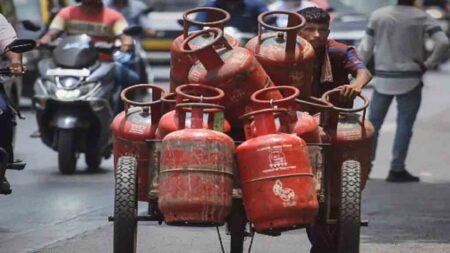 LPG Cylinder Price : आज से 100 रुपये सस्ता हुआ गैस सिलेंडर, जानिए कीमत
