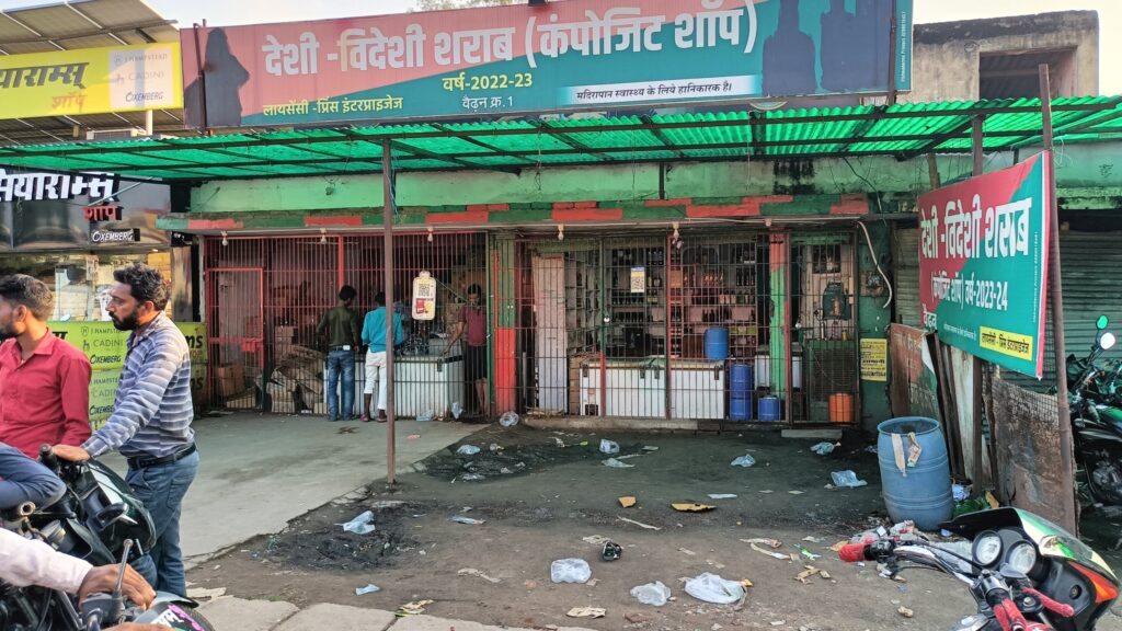 Singrauli news : शराब दुकानों में ना रेट लिस्ट, ना चेतावनी,आबकारी अधिकारी 1 लाख रुपए ले रहे सुविधा शुल्क!