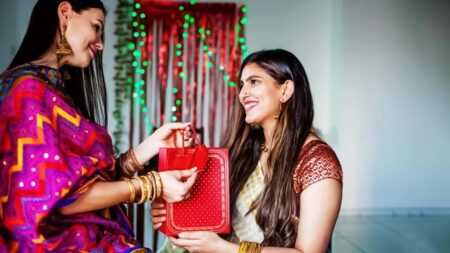 Wedding gift : बेटी की शादी में भूल कर भी ना दें यह 6 उपहार, वैवाहिक जीवन में हो जाएगी उथल-पुथल