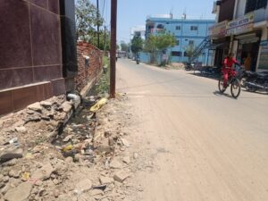 Singrauli News : जल निकासी की व्यवस्था नहीं होने से बजबजा रही नालियां, सड़क पर बहता है गंदा पानी