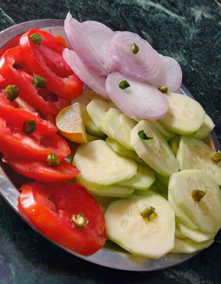 Delicious salad : प्याज नीबू टमाटर खीरे का सलाद बना कर खाए मिलेंगे,कई फायदे