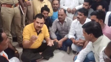 MP News : भाजपा विधायक समर्थकों के साथ एसपी कार्यालय के सामने बैठे धरने पर, आरक्षक ने FIR दर्ज करने के लिए 3 लाख रुपए 
