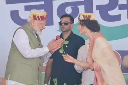 PM Modi को मंच में कंगना ने दिया गुलाब का फूल, पीएम ने ऐसें दिया सम्मान की इंटरनेट पर वायरल हुआ वीडियो 