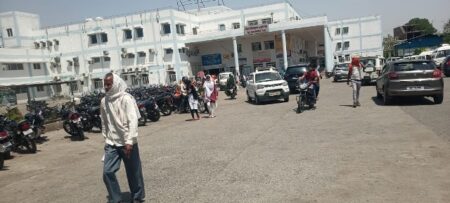 Singrauli News : जिला चिकित्सालय बैढऩ की पार्किंग  व्यवस्था अस्त-व्यस्त