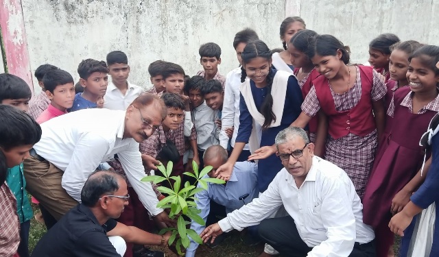 खबर नंबर 2, विद्यालयों में पौधारोपण करके मनाई गुरु पूर्णिमा