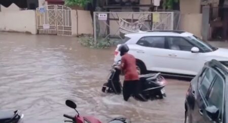 Gwalior news : बारिश से कई कॉलोनियां और सड़क में जल भराव,लक्ष्मीगंज में घरों में घुसा पानी,एक मकान ढहा, बाढ़ नियंत्रण हेल्पलाइन नंबर जारी
