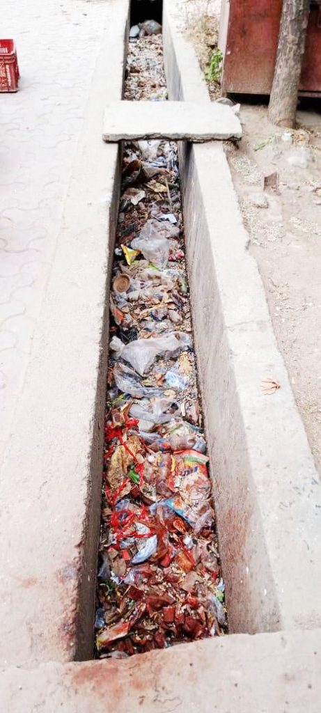 PM मोदी कलेक्ट्रेट मुख्य मार्ग की नालियां कचरे में सराबोर, प्रतिमान डेढ़ करोड़ खर्च के बाद यह है सफाई के हालात