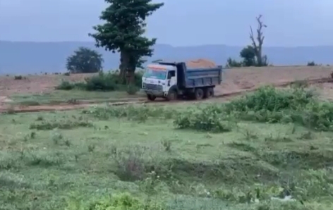 Singrauli News: भाजपा राज में कांग्रेसियों की मौज! सोन अभ्यारण से धड़ल्ले से हो रहा अवैध रेत खनन, देखें वीडियो