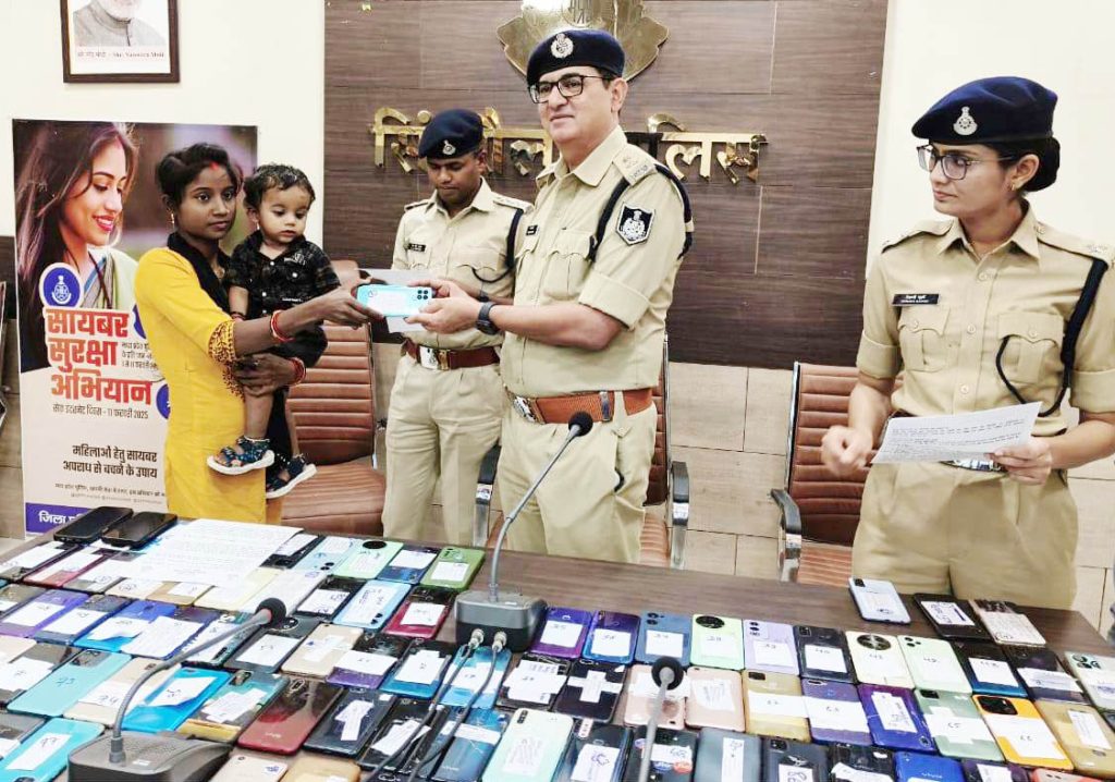 SP ने दीपावली से पहले 288 लोगों को उपहार में दिया मोबाइल, फिर लोगों के चेहरे पर लौटी मुस्कान