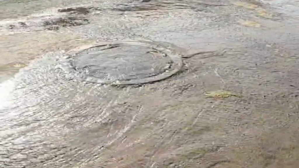 बैढ़न-विंध्यनगर रोड पर अमृत जल लाइन फटी, हजारों लीटर पानी सड़क पर बहा, आए दिन वार्डों में लगातार बर्बाद हो रहा पेयजल